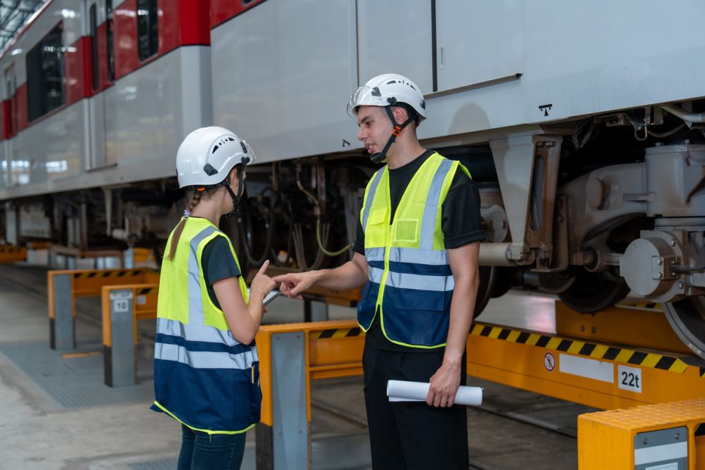 Technisches Personal und Ingenieure schütteln sich die Hände,