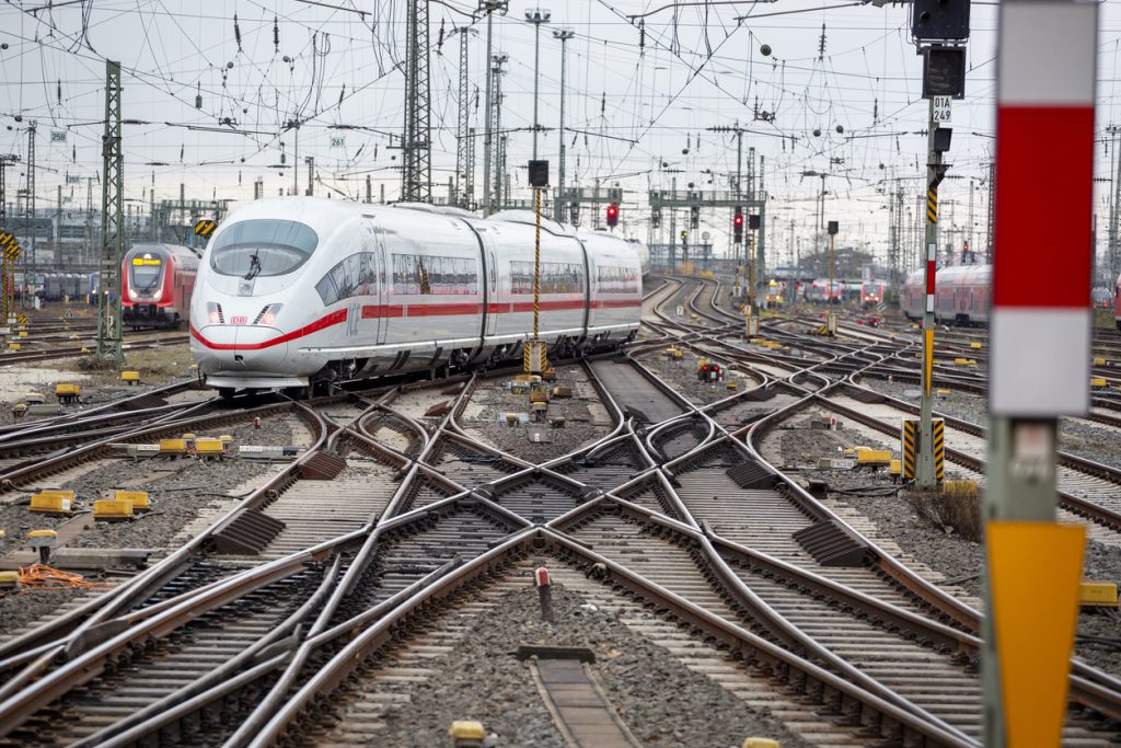 Frankfurt, Deutschland - 03. Dezember 2021: Ein ankommender ICE-Zug am Hauptbahnhof Frankfurt, Deutschland. ICE, früher bekannt als InterCityExpress, ist ein Hochgeschwindigkeitszugsystem in Deutschland. Die Deutsche Bahn AG (DB) ist ein staatliches Eisenbahnunternehmen in Deutschland mit Hauptsitz in Berlin. Die DB ist die Nachfolgegesellschaft der ehemaligen Deutschen Bundesbahn.